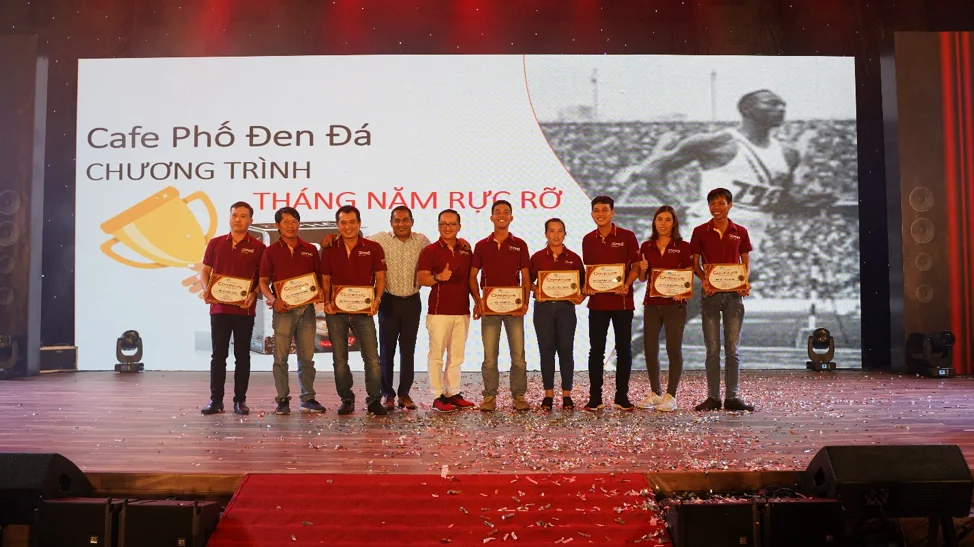 Ông Satya Sutar – Giám đốc Toàn quốc trao giấy khen cho các nhân viên xuất sắc chương trình “Tháng Năm rực rỡ”