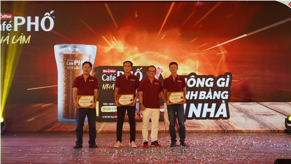 Ông Trần Thanh Tuấn – Phó giám đốc kinh doanh toàn quốc trao giấy khen cho Top 03 Giám sát kinh doanh xuất sắc nhất